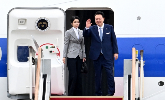 President Yoon Suk Yeol (right) and his wife Kim Keon Hee are seen boarding a plane at the Seoul Air Base in Seongnam, Gyeonggi Province, Sept. 19. (Im Se-jun/The Korea Herald)